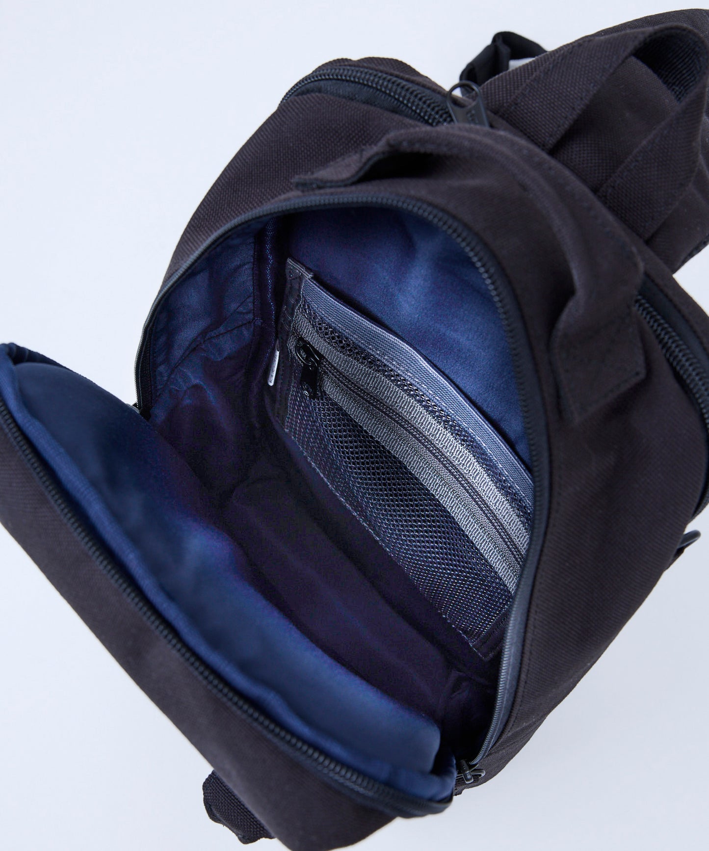 ESSENCE / sling 斜揹包
