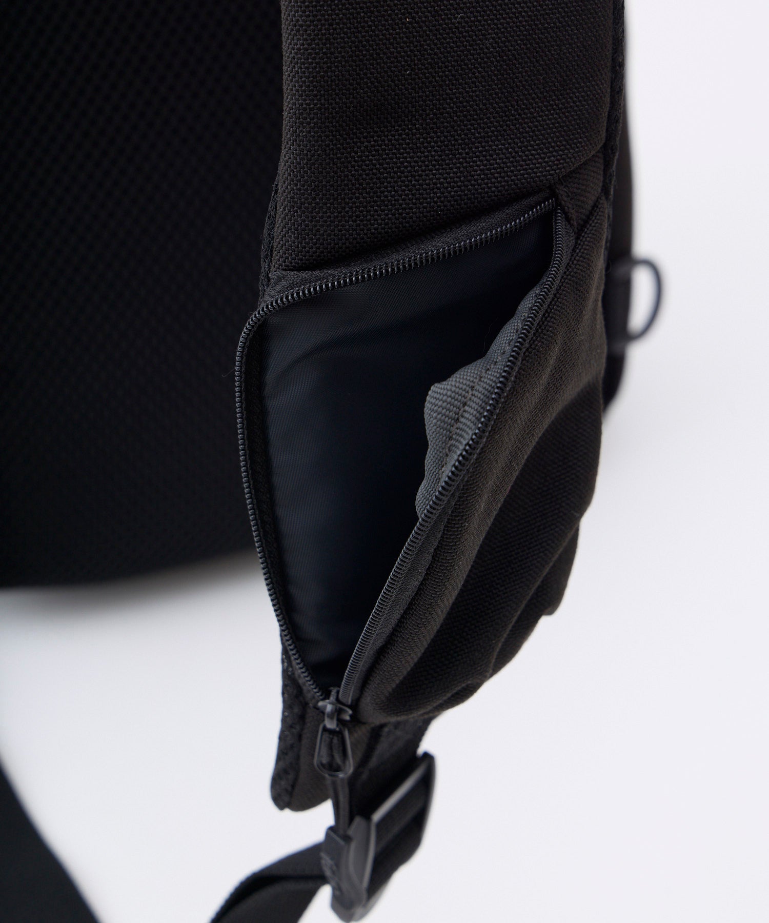 Explorer FMA0042 Pro 斜背包 19L